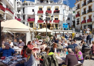 OverwintThe lively village square of Cómpetaeren in Spanje voor senioren