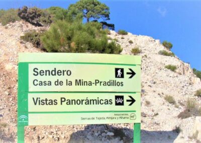 Senderismo en Andalucía con señalización clara de la ruta