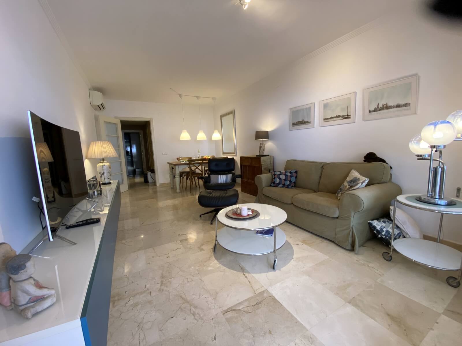 Salón de un apartamento junto al mar en España Picasso
